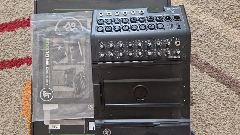 Vand Mixer Digital Mackie DL1608 – impecabil + 2 iPad-uri + Router Apple
