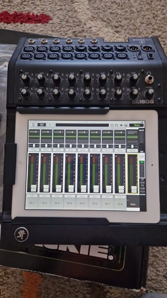 Vand Mixer Digital Mackie DL1608 – impecabil + 2 iPad-uri + Router Apple