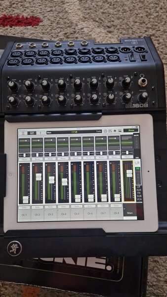 Vand Mixer Digital Mackie DL1608 – impecabil + 2 iPad-uri + Router Apple