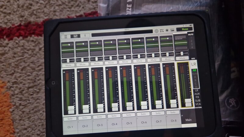 Vand Mixer Digital Mackie DL1608 – impecabil + 2 iPad-uri + Router Apple